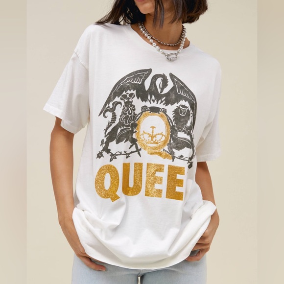 NWT - DAYDREAMER QUEEN GLITTER CREST MERCH TEE - Picture 1 of 4